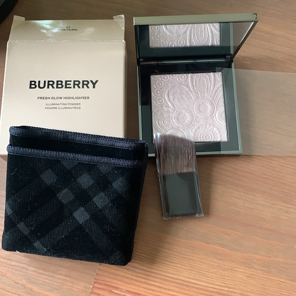 Burberry Fresh Glow Highlighter
Colour: PINK PEARL 03 - Picture 2 of 2